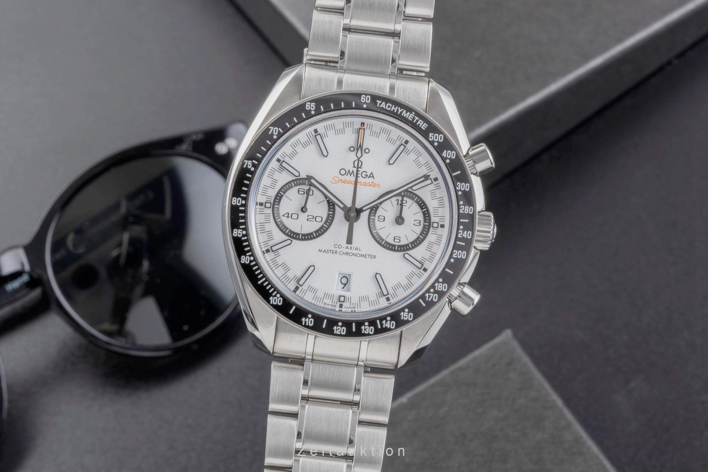 Omega Speedmaster Racing Chronograph Stahl Automatik Kal. 9900 Ref. 329.33.44.51.04.001  | Zeitauktion